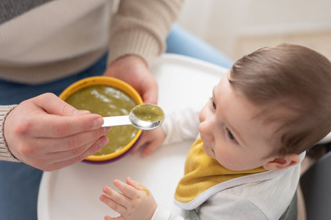 Prima pappa neonato: le dosi e come prepararla