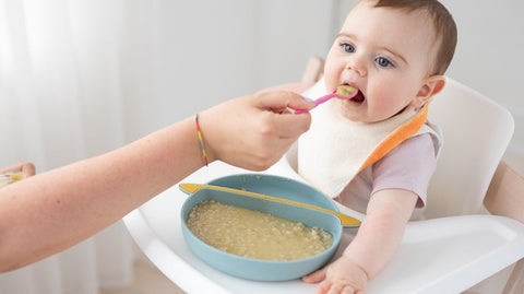 Svezzamento 7 mesi: schema pasti e alimenti consigliati